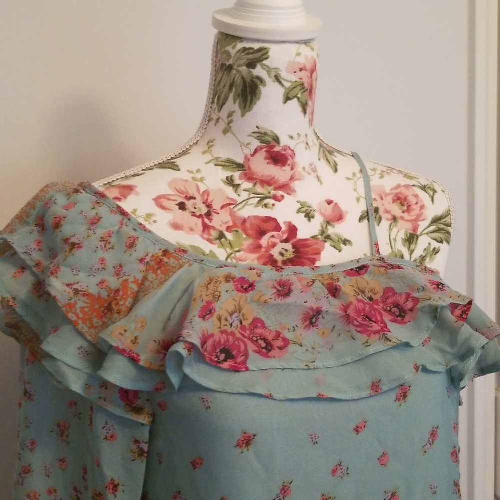 🎉HP🎉Off Shoulder Dress with Ruffles - Picture 6 of 8